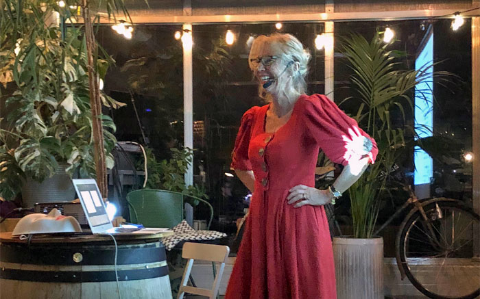 Marie Mian föreläser på LillaK i Bollnäs i sin röda klänning på temat Vem bär ansvaret för hur jag mår?
